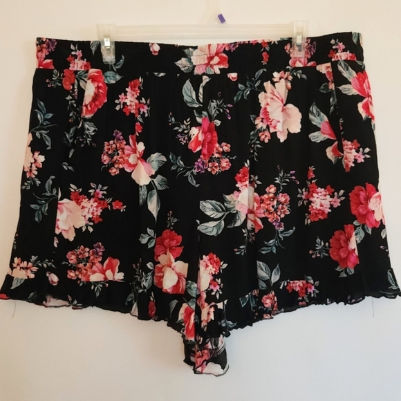 1Torrid Black Floral High-Rise Short with pockets size 3 - Picture 10 of 10